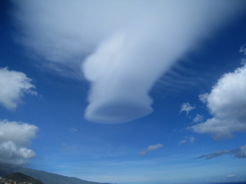 La lengua I
Aspecto de las ondas de montaña en el Este de la isla de La Palma (Canarias) la tarde del 23 de octubre de 2012.
