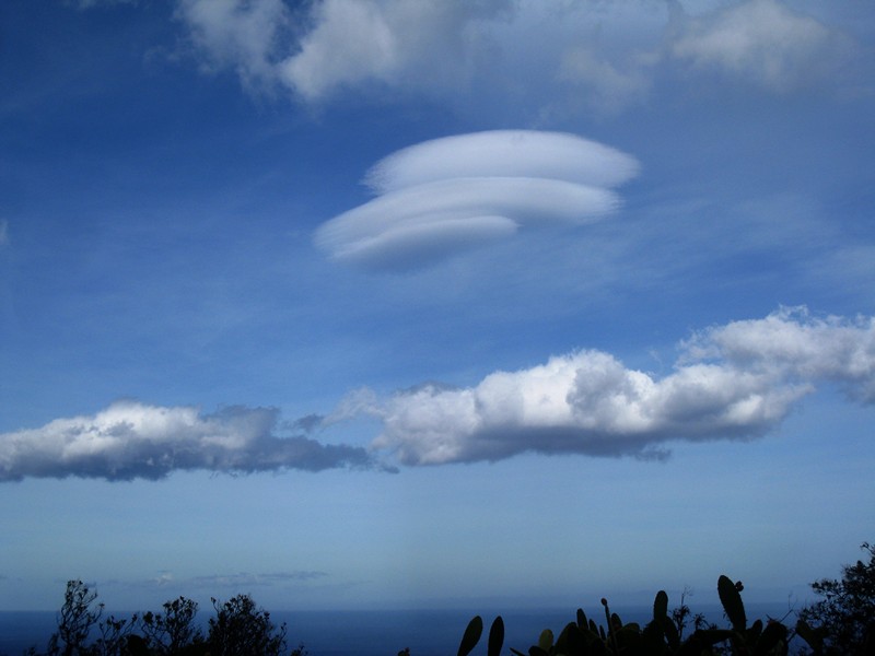 Altocumulus triplicatus
Aspecto de las ondas de montaña en el Este de la isla de La Palma (Canarias) la tarde del 23 de octubre de 2012. 
