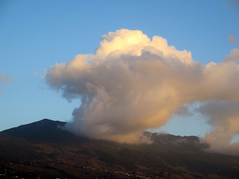 Nube premonitoria
Nubosidad que asemeja la que se generaría justo ahí con la erupción volcánica de la Palma seis años después... ¿casualidad o premonición?
Álbumes del atlas: volcan