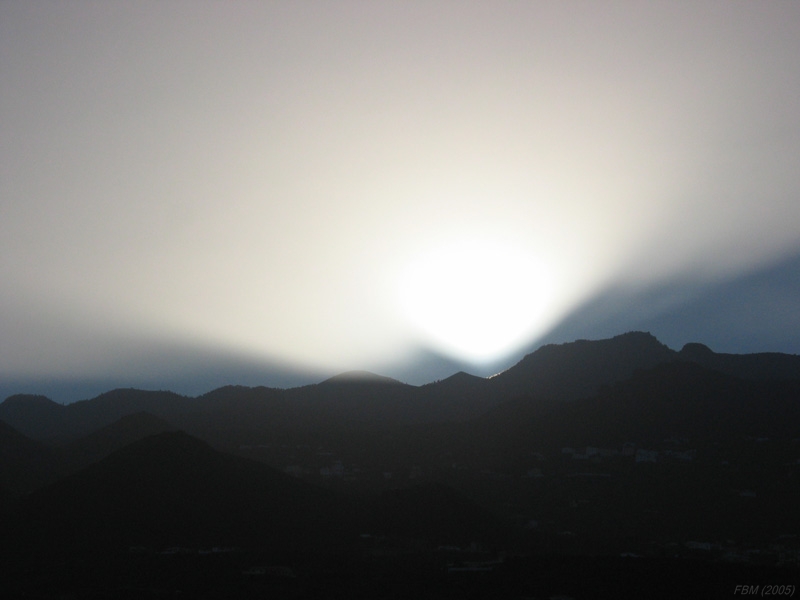 Sombras sobre la calima
El sol se acaba de ocultar tras los Volcanes de Cumbre Vieja, en la Isla de La Palma, cuyas sombras se proyectan sobre el polvo en suspensión o calima. 

