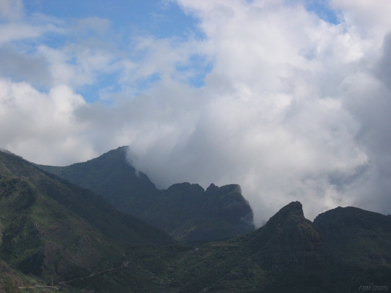 Nubes bandera sobre los Montes de Teno
Nubes bandera enganchadas a sotavento de las montañas de la Península de Teno, en la isla de Tenerife.
Más sobre este tipo de nubes en:
[b]http://www.meteored.com/ram/4253/nubes-bandera-y-nubes-en-capuchn-o-gorra/[/b]
