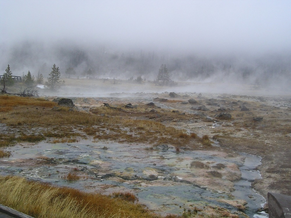 Terreno hirviendo generadora de géisers en el Parque Nacional de Yellowstone
