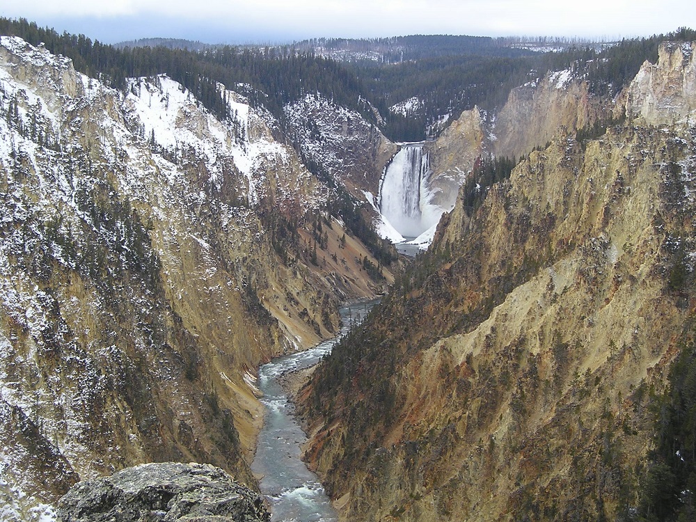 Imponente cascada en el Gran Cañón del Parque Natural de Yellowstone
