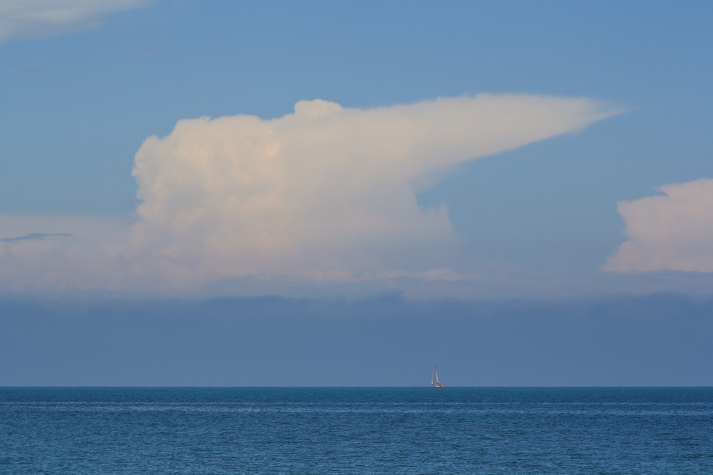 Cumulonimbus pillado de perfil mientras desarrollaba la típica forma de yunque
