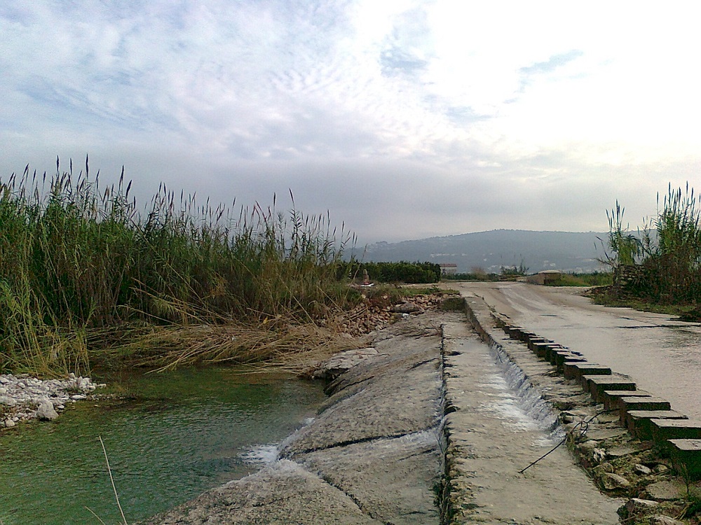 Baja el río lleno tras las últimas lluvias
