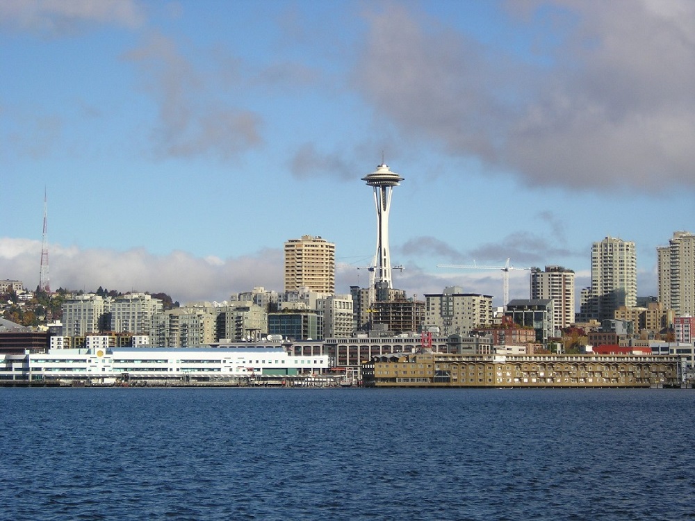 Magnífico día soleado con nubes bajas en Seattle, en la costa oeste de USA
