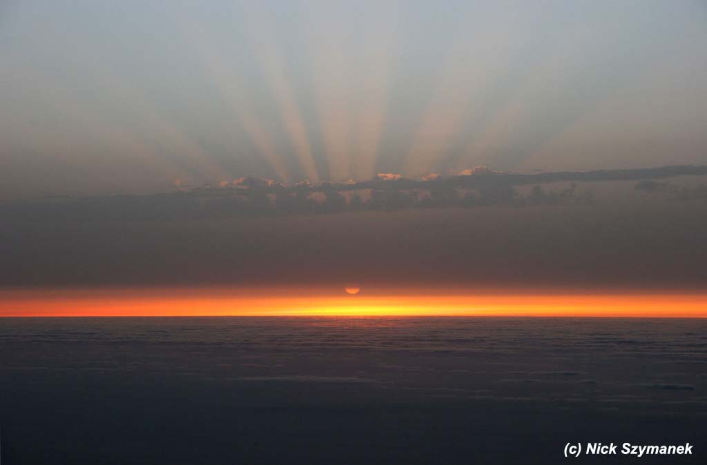 Crepuscular Rays
Los rayos del sol se filtran entre los altocumulos y se hacen visibles al iluminar el polvo en suspensión sobre el "mar de nubes"
