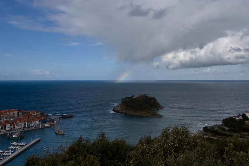 arc nube isla
Pequeño arco iris en chubasco aislado
