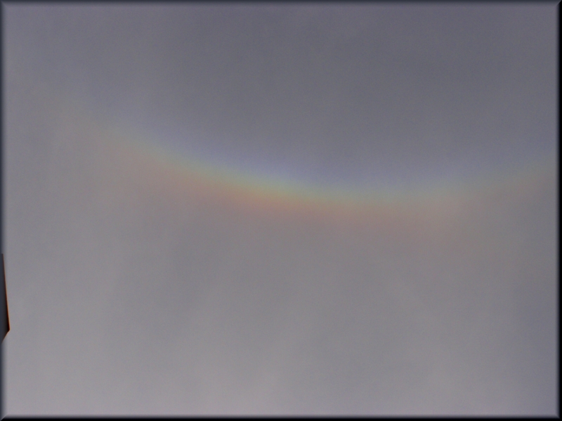 Arco circuncenital
El arco circuncenital se forma por la refracción de la luz a través de los microscópicos cristales de hielo horizontales que se forman en nubes específicas.  El fenómeno está centrado en el cenit, paralelo al horizonte.  Sus colores van del azul al rojo hacia el horizonte, y siempre en forma de un arco circular incompleto.
