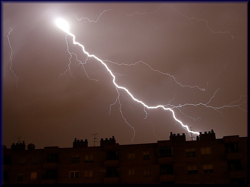 Rayo zaragozano
Iluminado el cielo de Zaragoza, la fuerza de la tormenta
