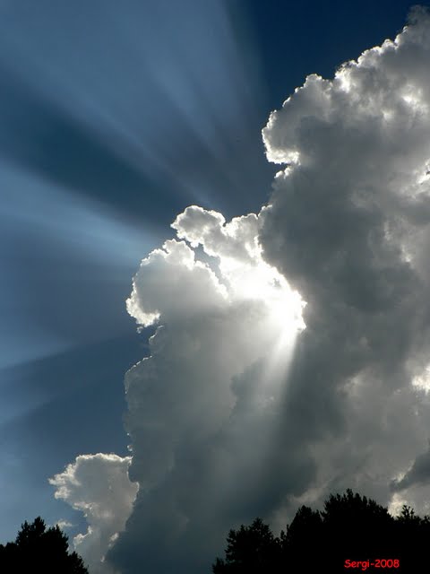 Haces de luz en un Congestus
Rayos solares proyectados detrás un cumulus congestus en pleno crecimiento
