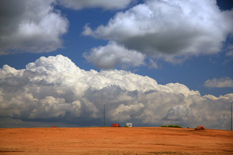 cumuloflorbien
Que los cúmulos son nubes bajas es algo de lo que no se puede dudar después de ver esta foto capturada en llanuras manchegas. 
