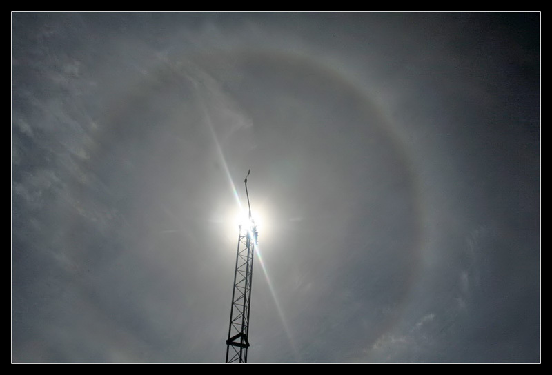 IMG 2673
Un halo solar aparece sobre una capa de cirrostratus por detrás de la torre del anemómetro y veleta del Observatorio meteorológico de Sort
