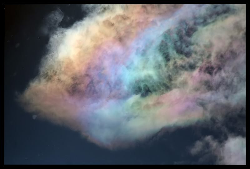 IMG 7776
Nubes de tipo alto donde el sol se refleja formando estos colores.
