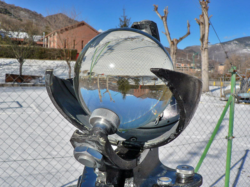 Heliógrafo del Observatorio Meteorológico de Sort.
El heliógrafo del Observatorio que refleja la imagen del paisaje totalmente nevado.
