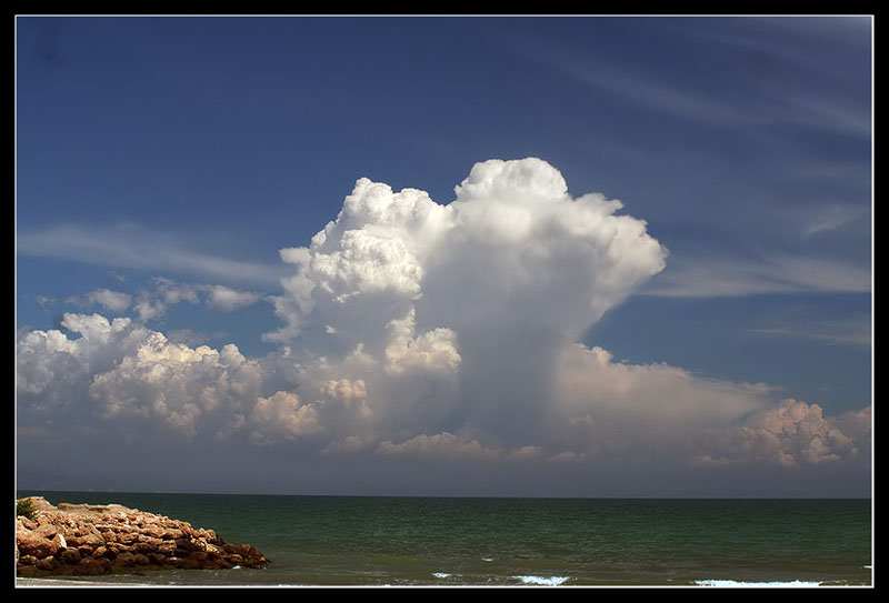 Cumulos desde el Delta del Ebro
Nubes típicas de un día de calor.
Las nubes se veían en dirección norte desde la playa de la Marquesa.
Aquel día se iban a formar, más tarde, potentes cumulonimbus sobre el mismo Delta del Ebro, desde donde tomé esta fotografía. 

