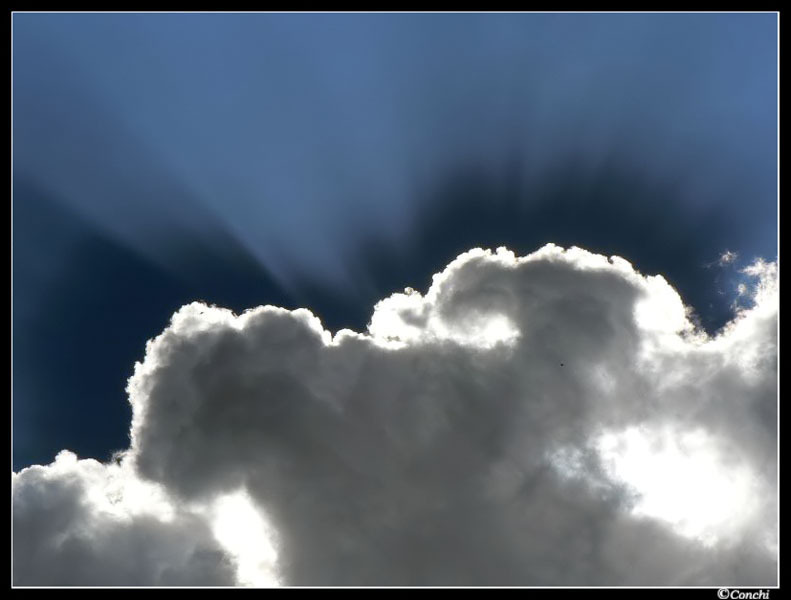 Sombra retroproyectada
Los rayos de sol detrás de un cúmulo producen esta sombra retroproyectada que sigue la forma de la nube.

