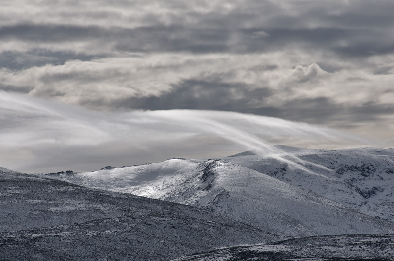 Caricias
Parecian hilos de seda deslizandose por encima de las montañas nevadas. 
