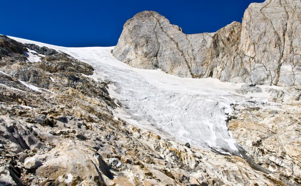 Lengua del Glaciar del Vignemale en Septiembre de 2008
Así estaba la lengua terminar del Glaciar d'Ossue (en el Vignemale) el 20 de Septiembre de 2008. Bajo ella se ven las rocas aborregadas puestas al descubierto tras el retroceso del glaciar en el último siglo. En el primer plano se ve el Petit Vignemale. Detrás está la meseta del glaciar, rodeada por un precioso circo, del que sobresale el Vignemale (3.298m), que no se ve en la imagen.
