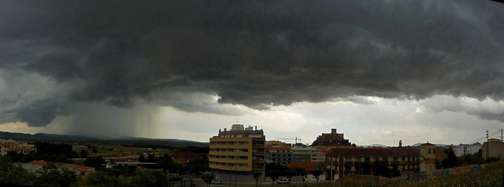 Tormenta sobre Almansa
Tormenta a punto de afectar Almansa (Albacete) el 28 de Mayo de 2010 . A su paso de ese arcus se descolgó una tuba .
