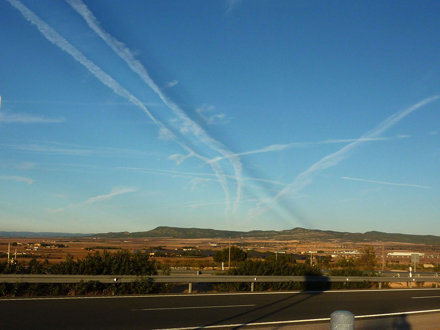 Efecto Óptico estelas de condensación
La sombra de dos estelas de condensación de los aviones se proyecta hasta el horizonte en el cielo despejado
