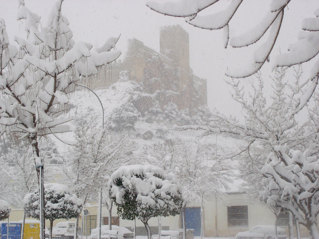 Castillo de Almansa en plena nevada
Castillo de Almansa en medio de la nevada del 28 de Enero de 2006 cuando cayeron más de 25 cm en plena ciudad
