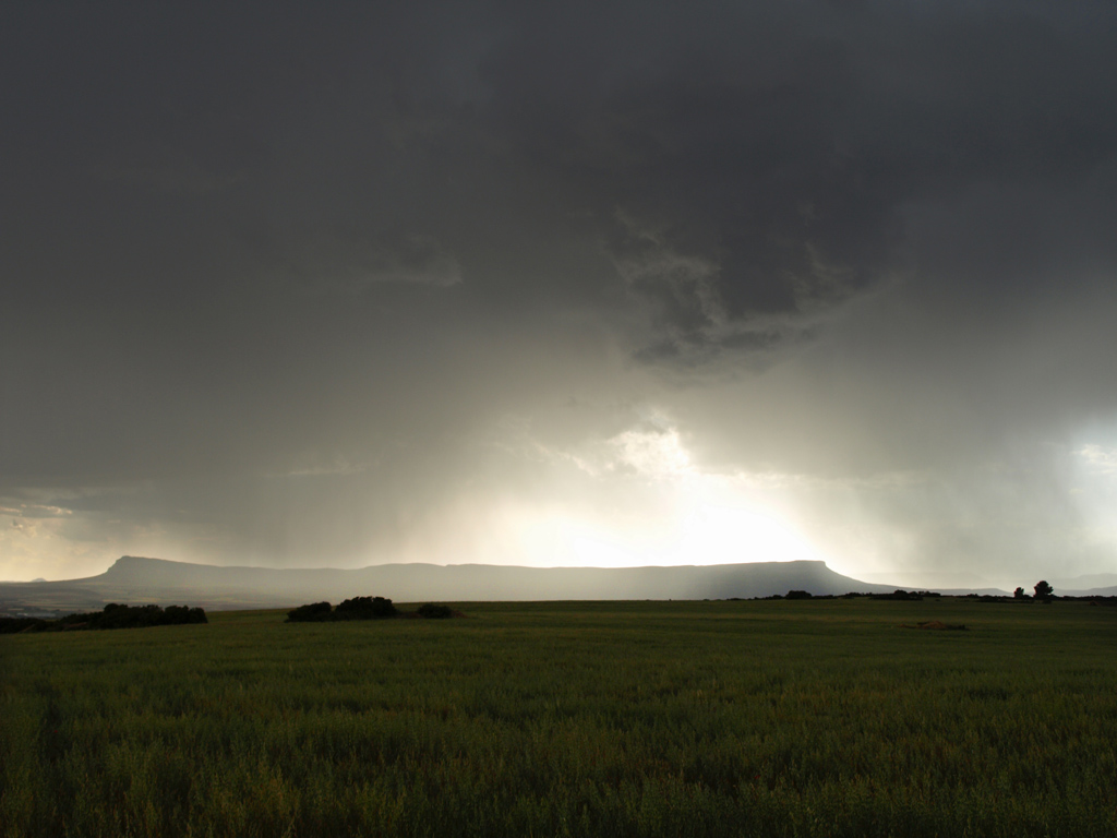 Tormenta sobre el Mugrón
Un descolgamiento de la nube tormentosa sobre la Sierra del Mugrón de Almansa (Albacete)
