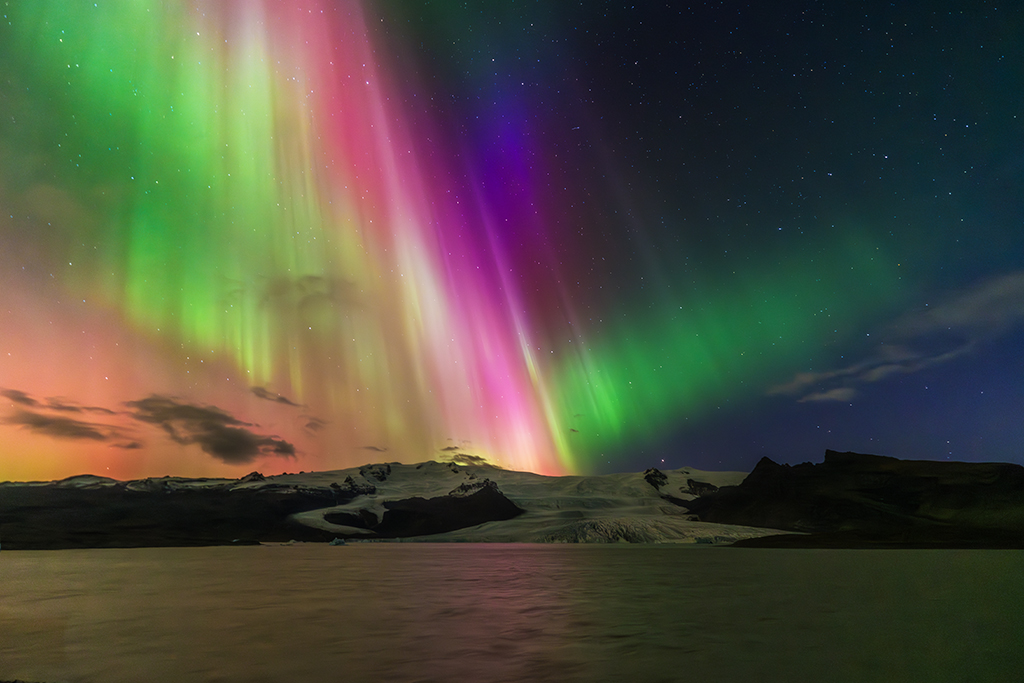 La noche del 10 de Octubre se produjo uno de los mayores espectáculos de los últimos tiempos de auroras boreales en el mundo ,y en mi caso tuve la enorme suerte de poder disfrutarlo desde Islandia, con una auténtica explosión de colores que inundaban el cielo. La evolución era rápida y sorprendente, son muchas las auroras boreales que guardo ya en mi retina, y esta, sin duda, destaca sobre todas las demás
