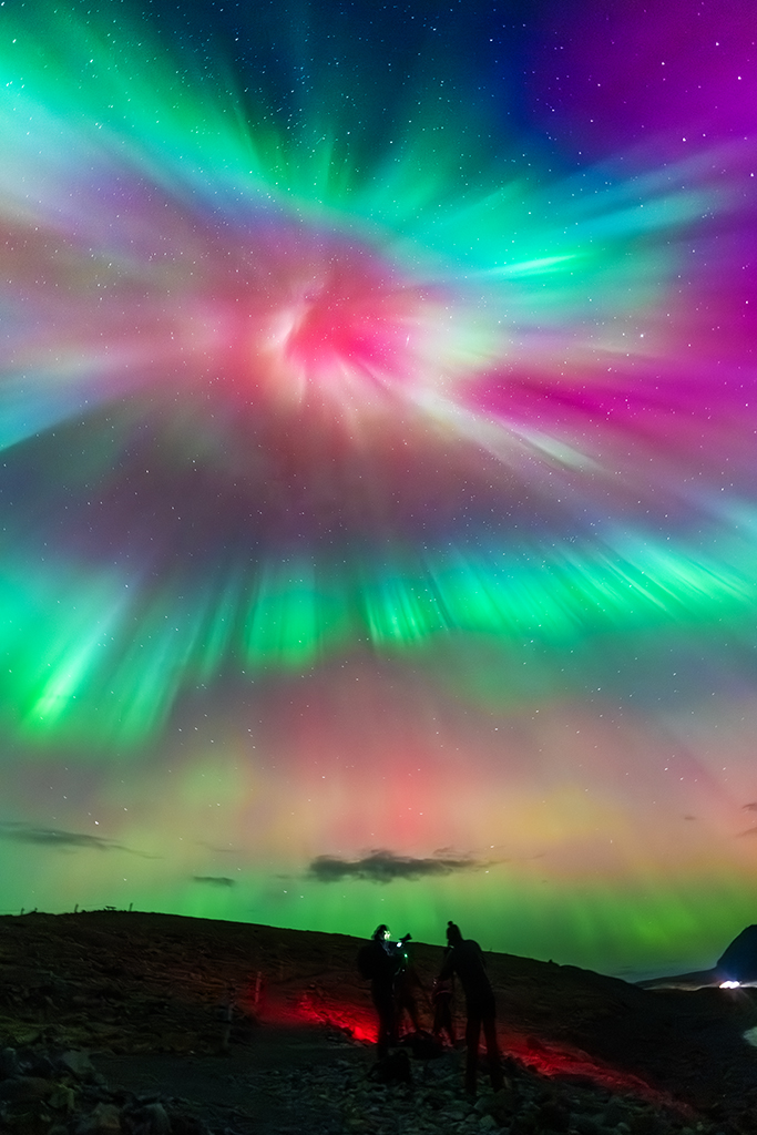 Son muchas las imágenes que pude tomar la noche del 10 de Octubre, cuando se produjo uno de los mayores espectáculos de los últimos tiempos de auroras boreales en el mundo ,y en mi caso tuve la enorme suerte de poder disfrutarlo desde Islandia, con momentos de auténtica película.
