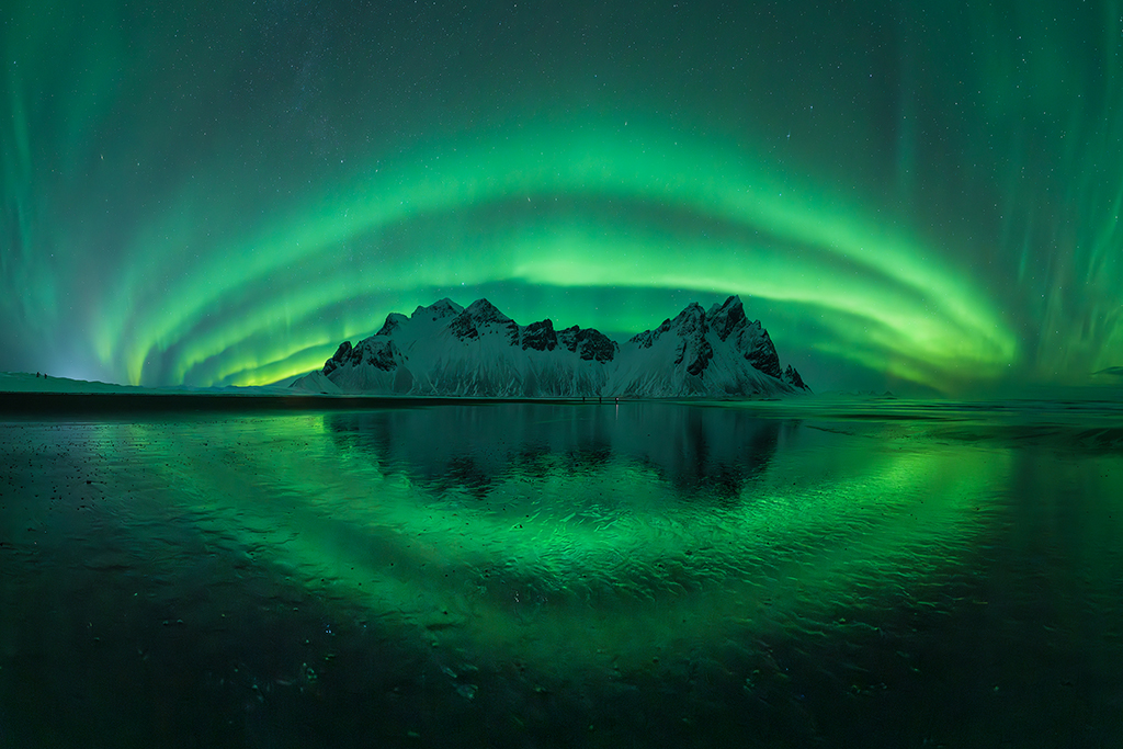 Son ya 10 mis viajes a Islandia, y cientos de imágenes de auroras en mis tarjetas, pero esta sin duda es especial, un doble arco simétrico en una de las playas más espectaculares del mundo, frente al Vestrahorn, con una orilla en su punto para conseguir el reflejo, y unas condiciones inigualables. Fue un momento muy especial para mi.
