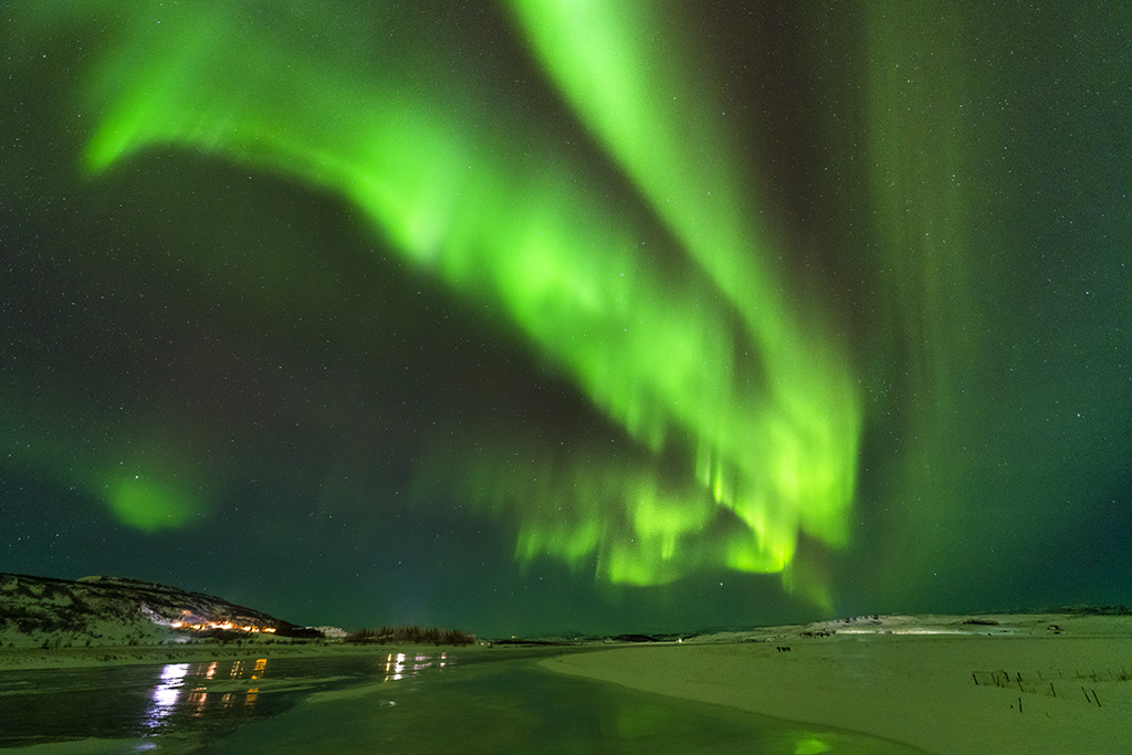 El baile de la dama verde (SEGUNDO PUESTO FOTOINVIERNO'2023)
En mi último viaje a Islandia tuve la suerte y la oportunidad de presenciar este espectáculo, una noche con potentes auroras boreales que bailaban por todo el cielo en el interior de la isla, con temperaturas gélidas por debajo de los -15ºC, pero nada impedía ver y disfrutar de la dama verde.
Álbumes del atlas: zfi23 auroras_polares z_top10trim_otros