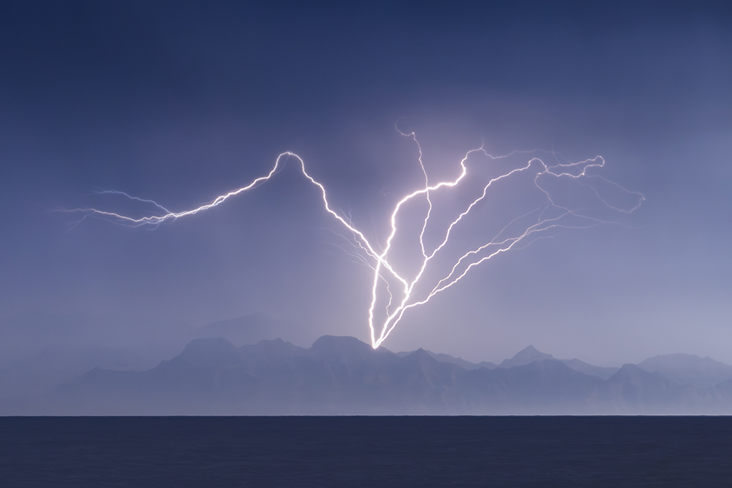 En Tenerife por desgracia en pocas ocasiones podemos disfrutar de vistosas tormentas, pero el 14 de Diciembre fue una excepción, dado que fue un día que pudimos disfrutar de bastante actividad eléctrica, la suficiente para poder tomar esta imagen, de un espectacular rayo tierra-nube partiendo de Gran Canaria.
