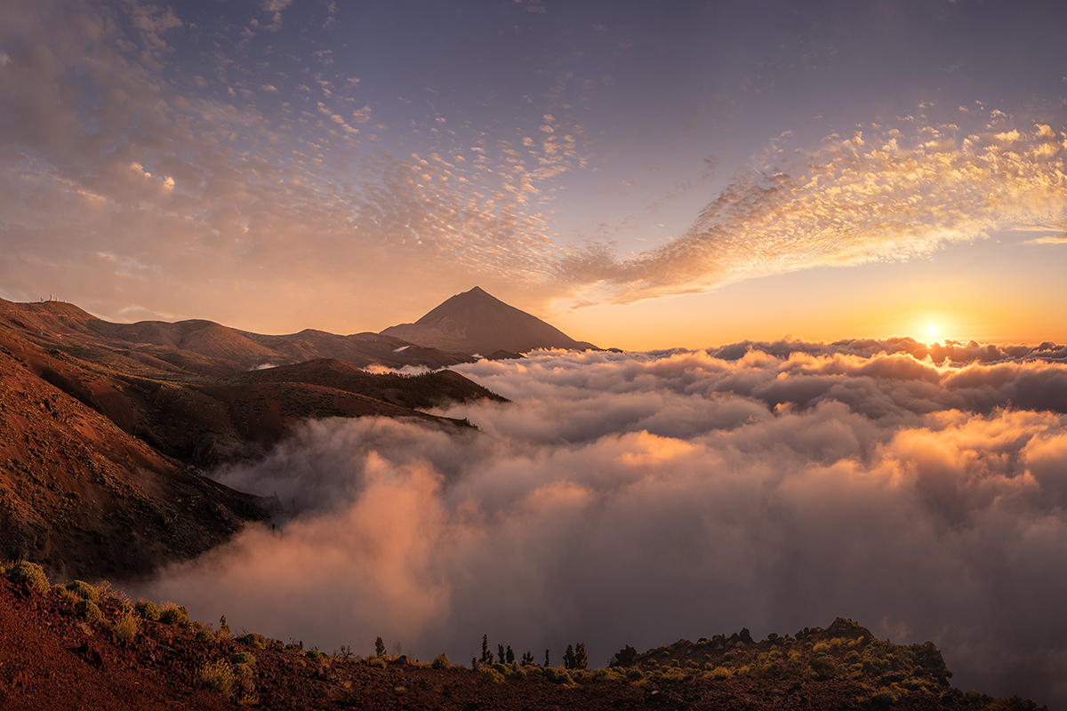 Los atardeceres sobre el mar de nubes y frente al Teide nunca defraudan, esa luz espectacular que baña las montañas y las crestas del banco de Estratocúmulos hace de ese momento algo especial.
