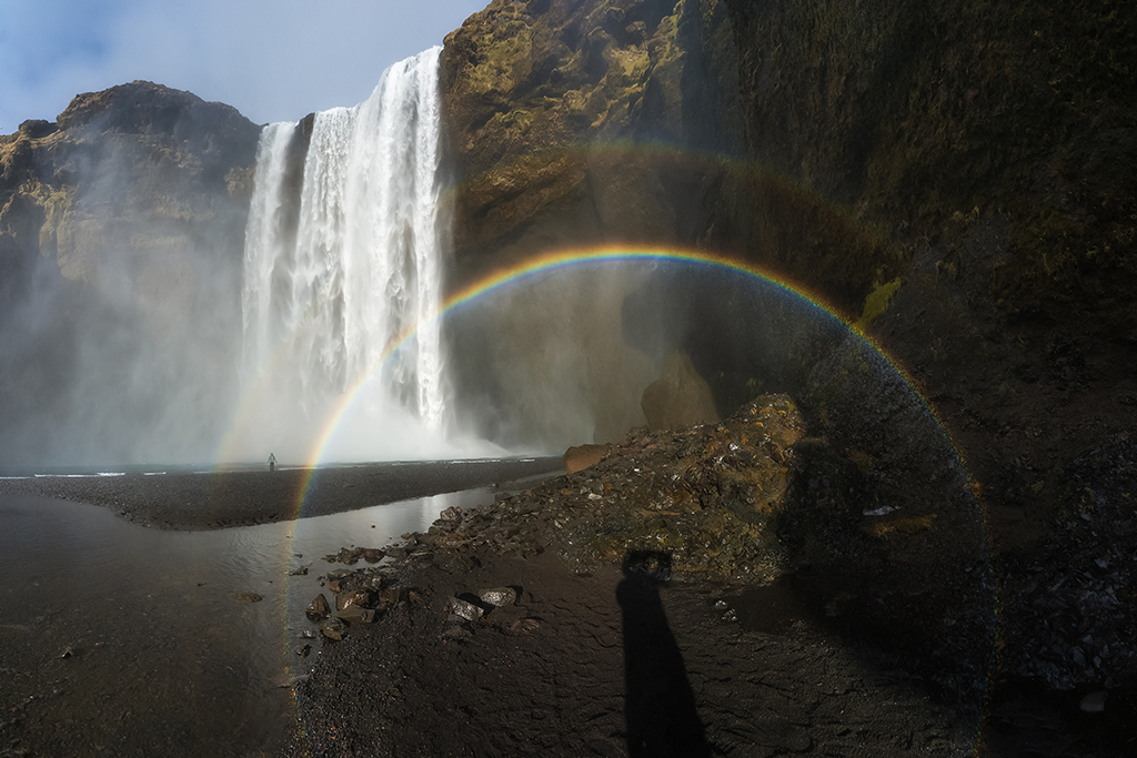 Skogafoss es una de las cascadas más emblemáticas de Islandia, con sus 70metros de caída y su particular localización lo hacen un lugar especial. Y si a todo ello le sumamos un día despejado de marzo, el espectáculo con el arco iris está más que asegurado.
