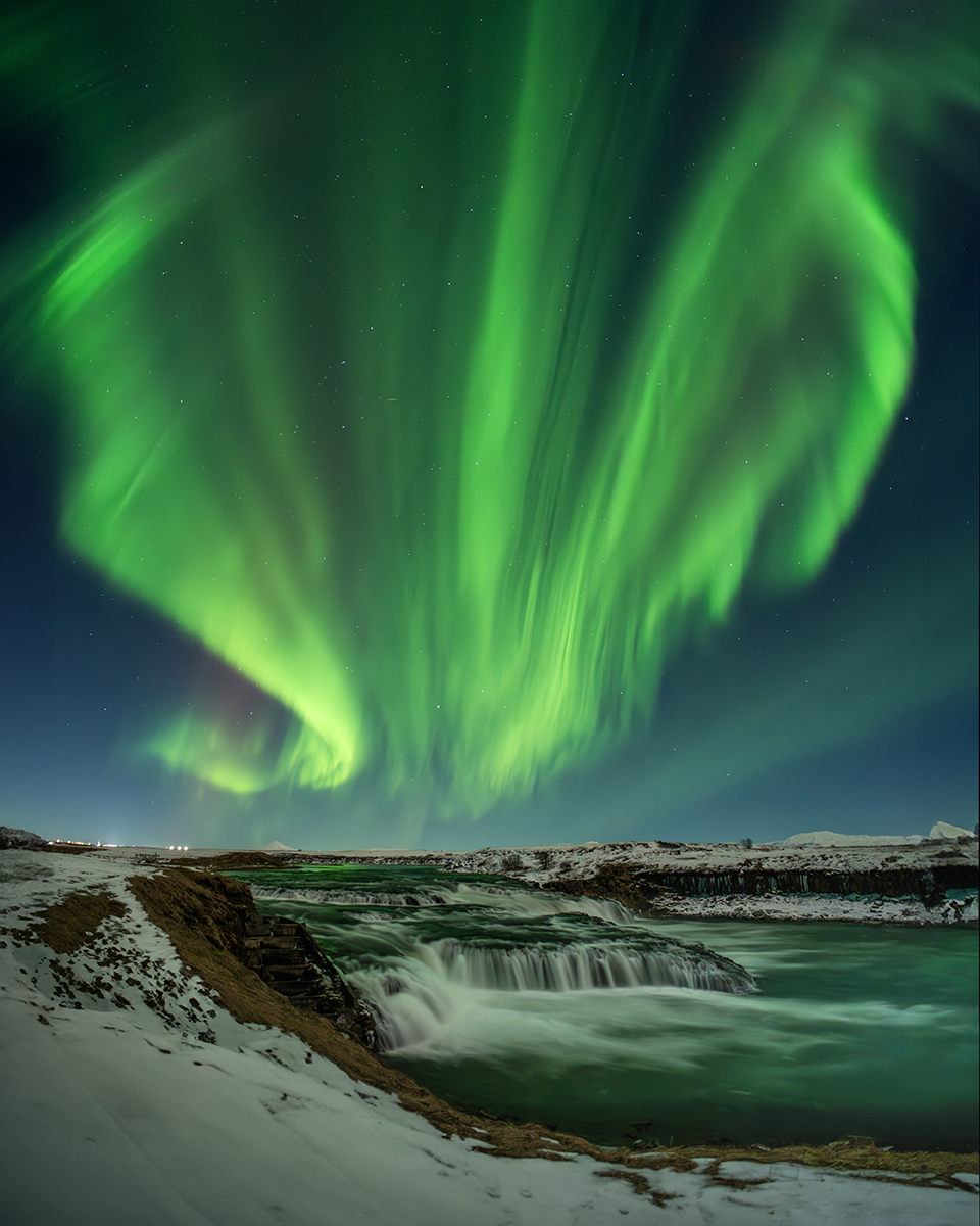 Esta última temporada de auroras ha sido excepcional, y esta foto es el broche de oro para mí durante estos meses de otoño a primavera en Islandia. La previsión era de cielos despejados, actividad alta y con una buena localización cerca del hotel. Sólo quedaba esperar y disfrutar.
