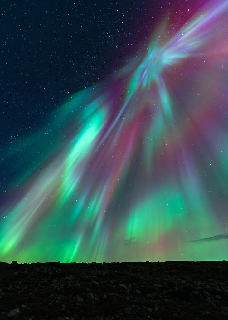 Durante la noche del 10 de Octubre mientras se producía uno de los mayores espectáculos de los últimos tiempos de auroras boreales en el mundo , pude disfrutar desde Islandia de momentos inolvidables de luz y color como este. Los colores y las formas de la aurora inundaban cada rincón del cielo.
