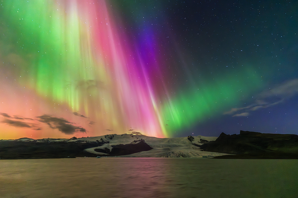 La noche del 10 de Octubre se produjo uno de los mayores espectáculos de los últimos tiempos de auroras boreales en el mundo ,y en mi caso tuve la enorme suerte de poder disfrutarlo desde Islandia, con una auténtica explosión de colores que inundaban el cielo. La evolución era rápida y sorprendente, son muchas las auroras boreales que guardo ya en mi retina, y esta, sin duda, destaca sobre todas las demás
