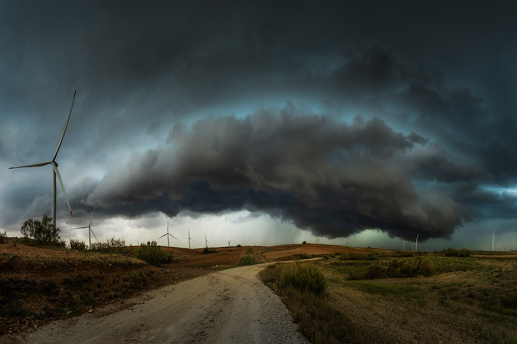 El pasado 29 de Agosto, tras haber venido desde Tenerife a la península a fotografiar tormentas, pude fotografiar fuertes tormentas, entre ellas una potente supercélula que afectó el Sur de la provincia de Zaragoza, pero en esta imagen estaba ya convertida en un simple shelf cloud. Una fotografía que tomé justo antes de descargar la tormenta, estando a muy pocos kilómetros de ella
