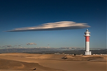Lenticular_frente_al_Far_del_Fangar.jpg