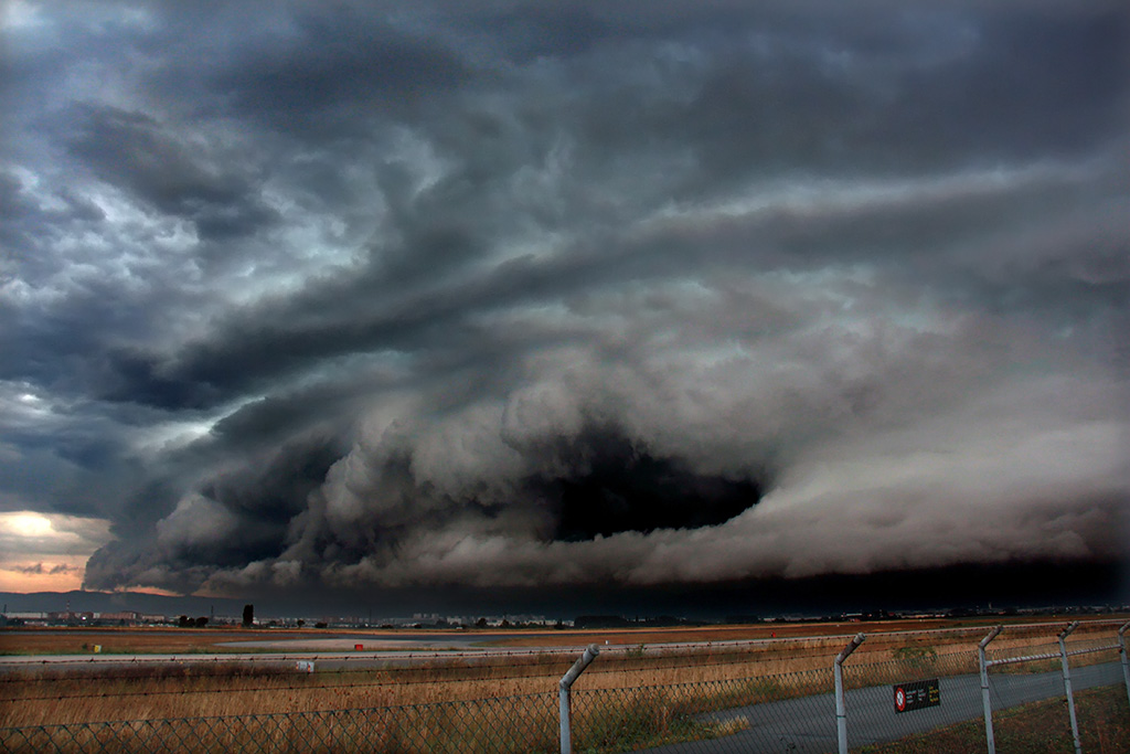 Puerta al infierno (PRIMER PUESTO FOTOVERANO'2015)
Imagen del Shlef Cloud que precedía a una potente Linea de Turbonada que barrió el norte de España
