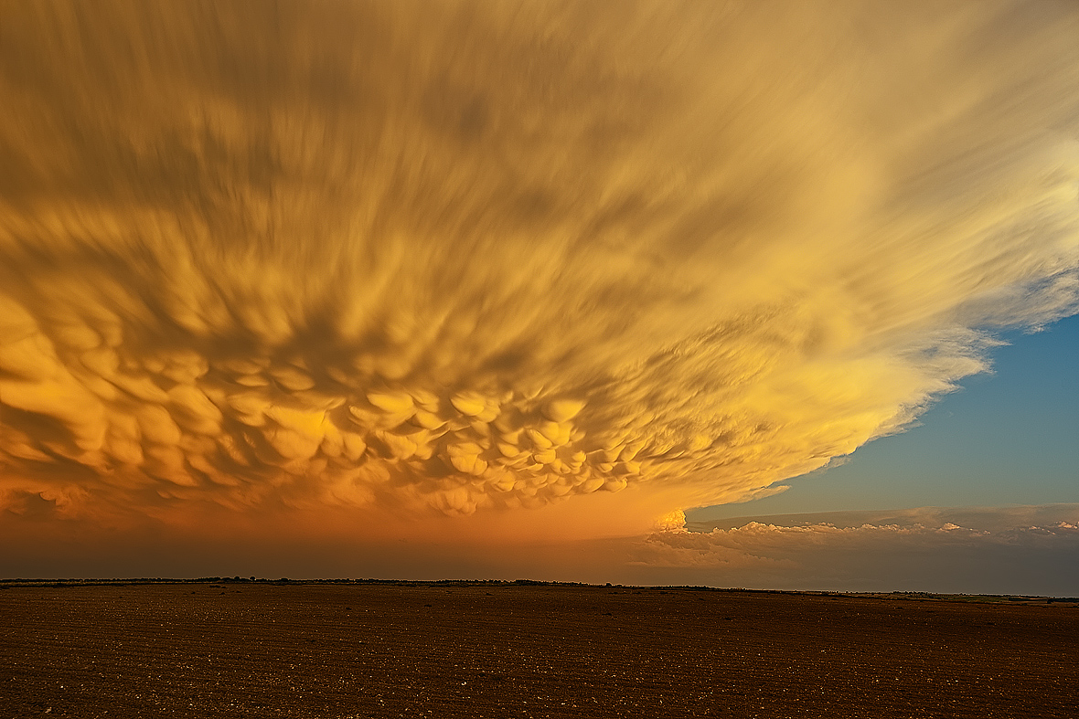 Contemplando la cara noroeste del Apocalipsis. Supercélula severa con mammatus en la puesta de sol, asolando la llanura conquense-albaceteña.
