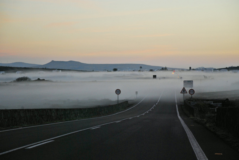 Nieblas de irradiación en Lanzarote...
... para verlas hay que salir tempranito, y desplazarnos hasta el centro de la isla, donde se forman, por el enfriamiento nocturno.
Este día nos la encontramos, bien pegadita al terreno, al llegar al pueblecito de Masdache, invadiendo la propia carretera por la que circulamos.
