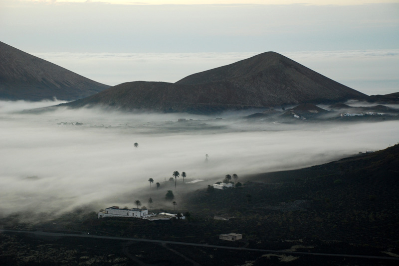 Niebla por irradiación cubriendo el pueblo de Tegoyo
Desde la cumbre del  Volcán Montaña Negra,  obtenemos esta imagen que muestra un aspecto general de la niebla por irradiación, cubriendo el pueblo de Tegoyo y otras zonas del interior de la isla.
