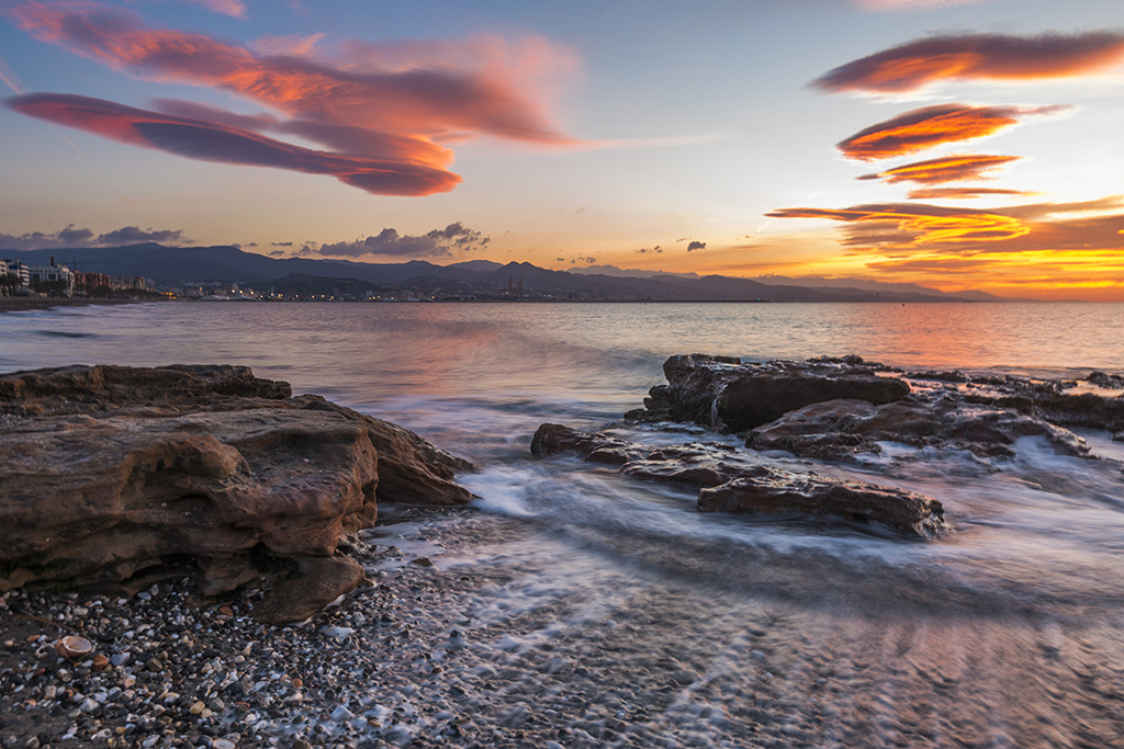 "Suave como el viento"
Amanecer en la costa de Málaga con suave oleaje como los lenticularis del horizonte.

