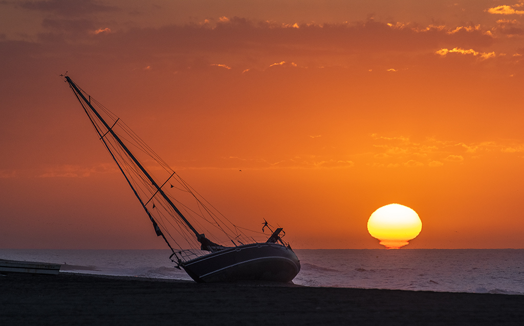 El espejismo
Espejismo con un velero varado en las playas de Benajarafe en Málagsa
