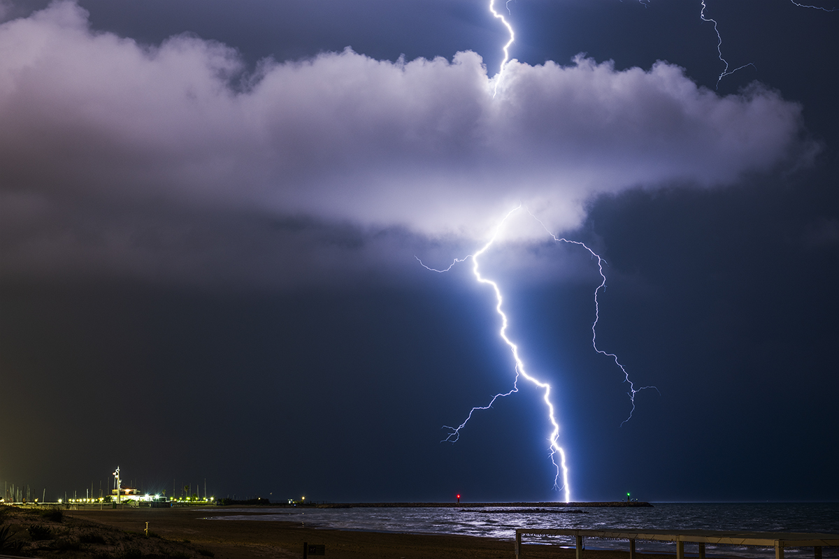 Esta tormenta me dejó lo que es hasta ahora el mayor festival de rayos a tierra cercanos que he podido "sufrir" en campo abierto.
Este fue uno de ellos, uno de los más bonitos debido a que la lluvia aun no me había alcanzado. Un precioso rayo extranube
