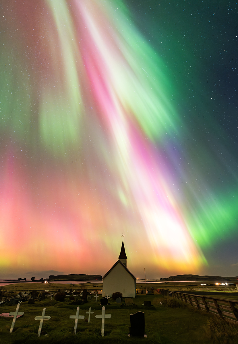 Como si del cielo cayese una auténtica paleta de colores. Alucinando nos quedamos con las mejores auroras en años en Islandia. Un color rojizo y amarillo fácilmente visible a simple vista.
Un auténtico regalo divino.
