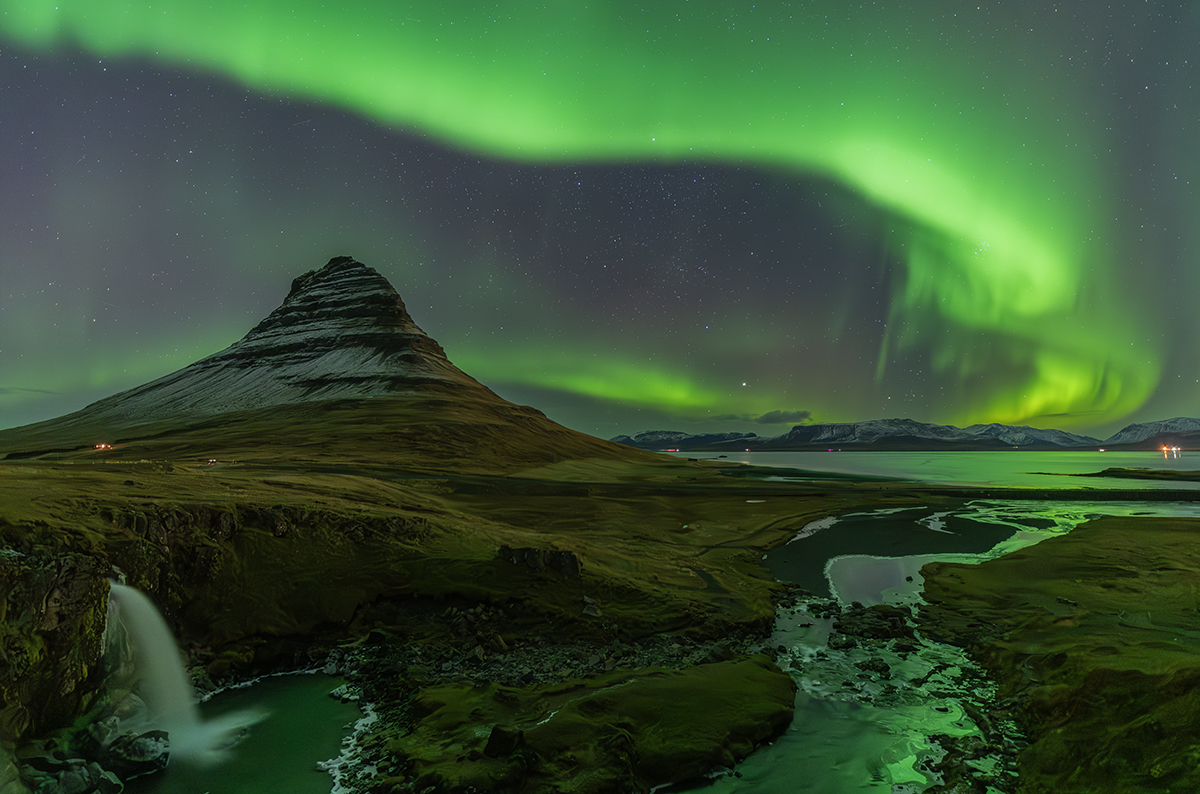 Una de las montañas mas fotografiadas de toda Islandia y sin duda una de las que tambien le tenía mas ganas. Esta aurora apareció la noche del 11 al 12 de octubre en donde las últimas nevadas y el hielo nos puso la cosa complicada para llegar hasta esta localización
