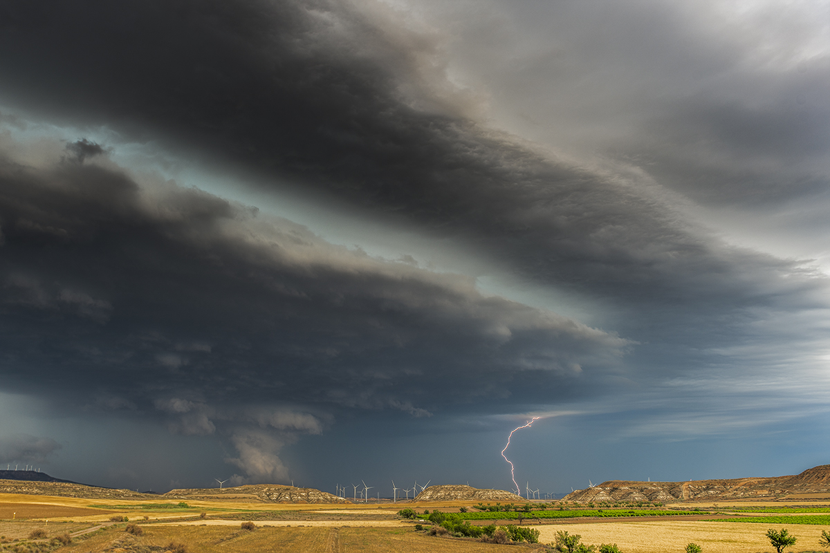 Situación muy interesante con un día de varias supercélulas por la Aragón. Esta fotografía muestra una espectacular supercélula desde Magallón en Zaragoza con una nube pared que casi toca el suelo.
