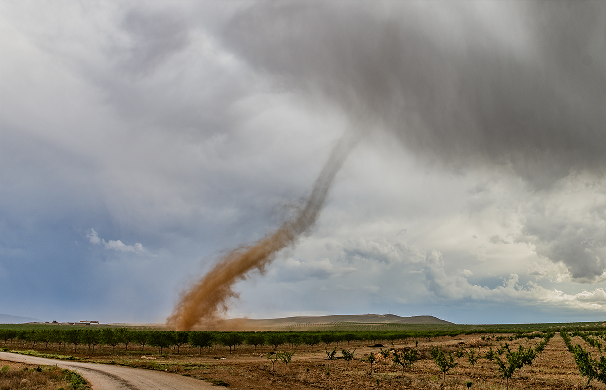 Una fuerte tormenta provoca este tornado landspout muy próximo a mi posición. Aunque, tan solo duró unos minutos, me hizo trasladarme por un momento al mismísimo callejón de los tornados de EEUU
